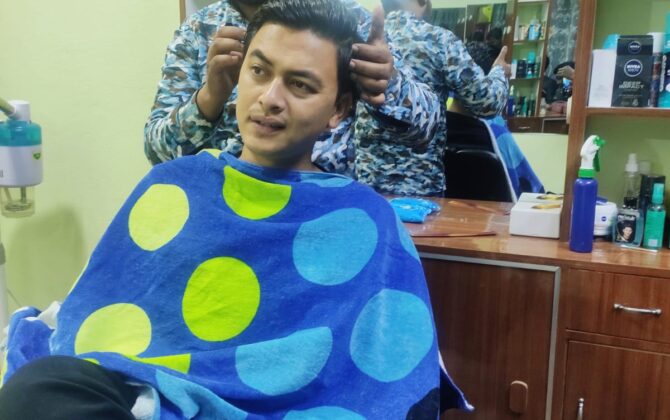कैंची चलाउँदा चलाउँदै सेलिब्रिटी बनेका जुरी ठाकुर