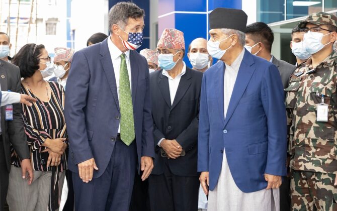 प्रधानमन्त्री देउवा र अमेरिकी राजदूत बेरीद्वारा कुपण्डोलको खोप केन्द्र अनुगमन