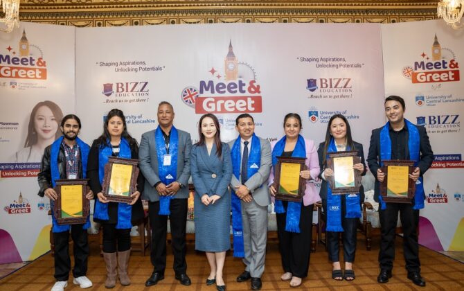 बेलायतको युक्लान युनिभर्सिटि पढेर फर्किएका विद्यार्थीलाई बिज एजुकेसनको सम्मान