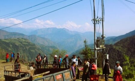 बाँकेमा विद्युत् महसुल नतिर्ने सेवाग्राहीको ‘लाइन’ विच्छेद गर्ने अभियान